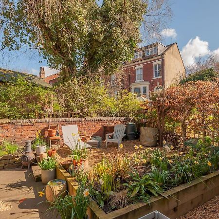 Pass The Keys Wonky Cottage With Amazing Garden ليدز المظهر الخارجي الصورة