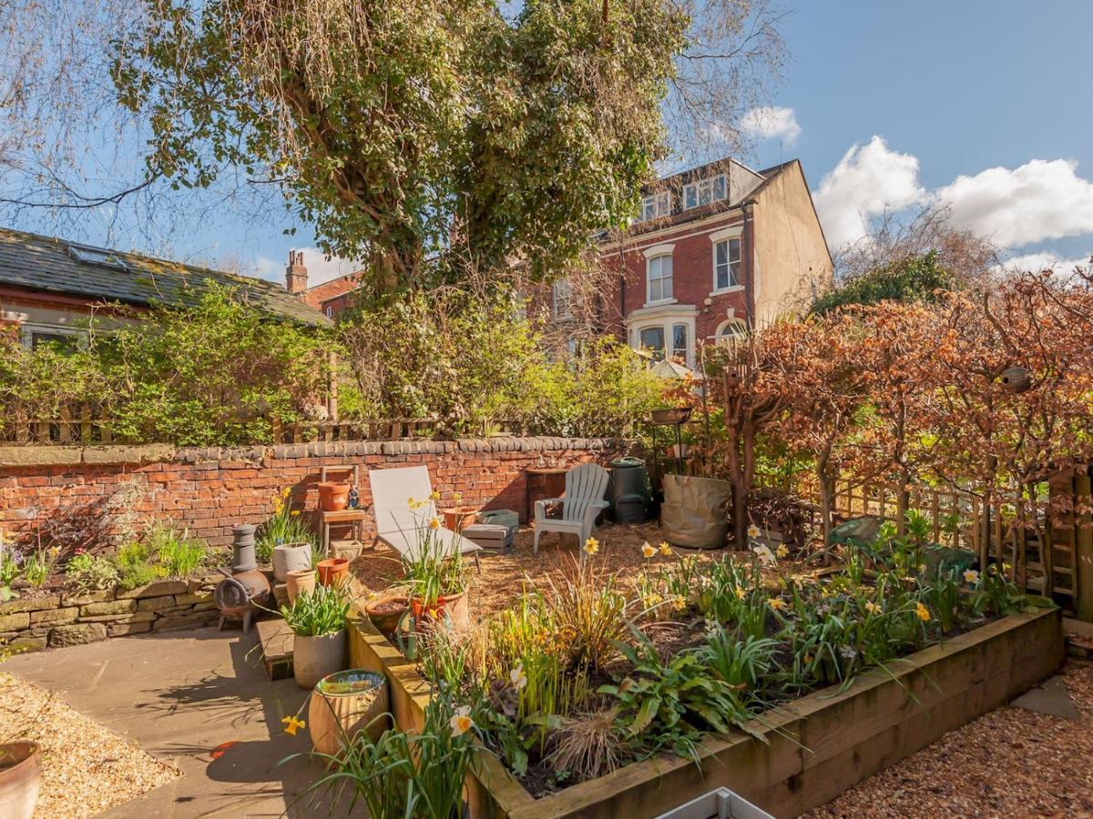 Pass The Keys Wonky Cottage With Amazing Garden ليدز المظهر الخارجي الصورة