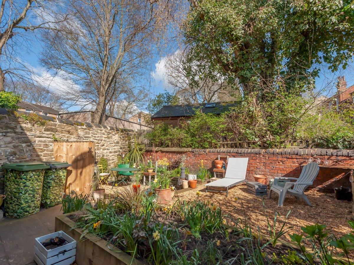 Pass The Keys Wonky Cottage With Amazing Garden ليدز المظهر الخارجي الصورة